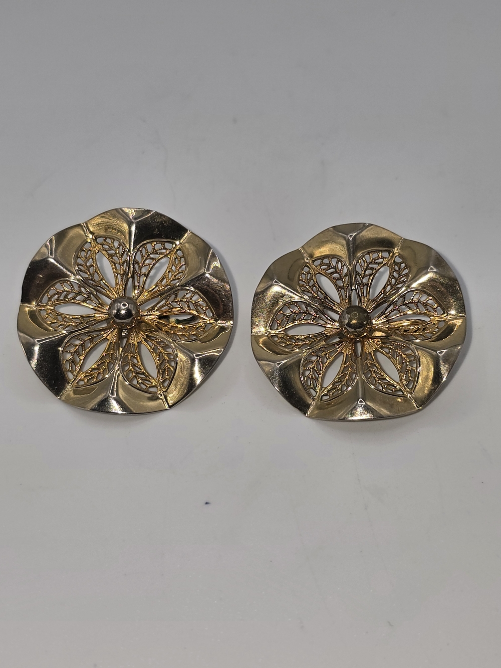 Vintage Sarah Coventry SAC Sand Dollar Clip On Earrings Gold Tone Filigree